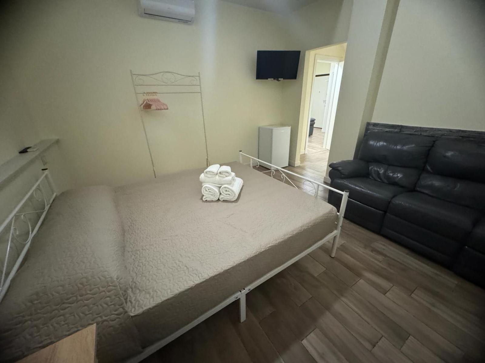 Park 20 Guest House Azzate Экстерьер фото