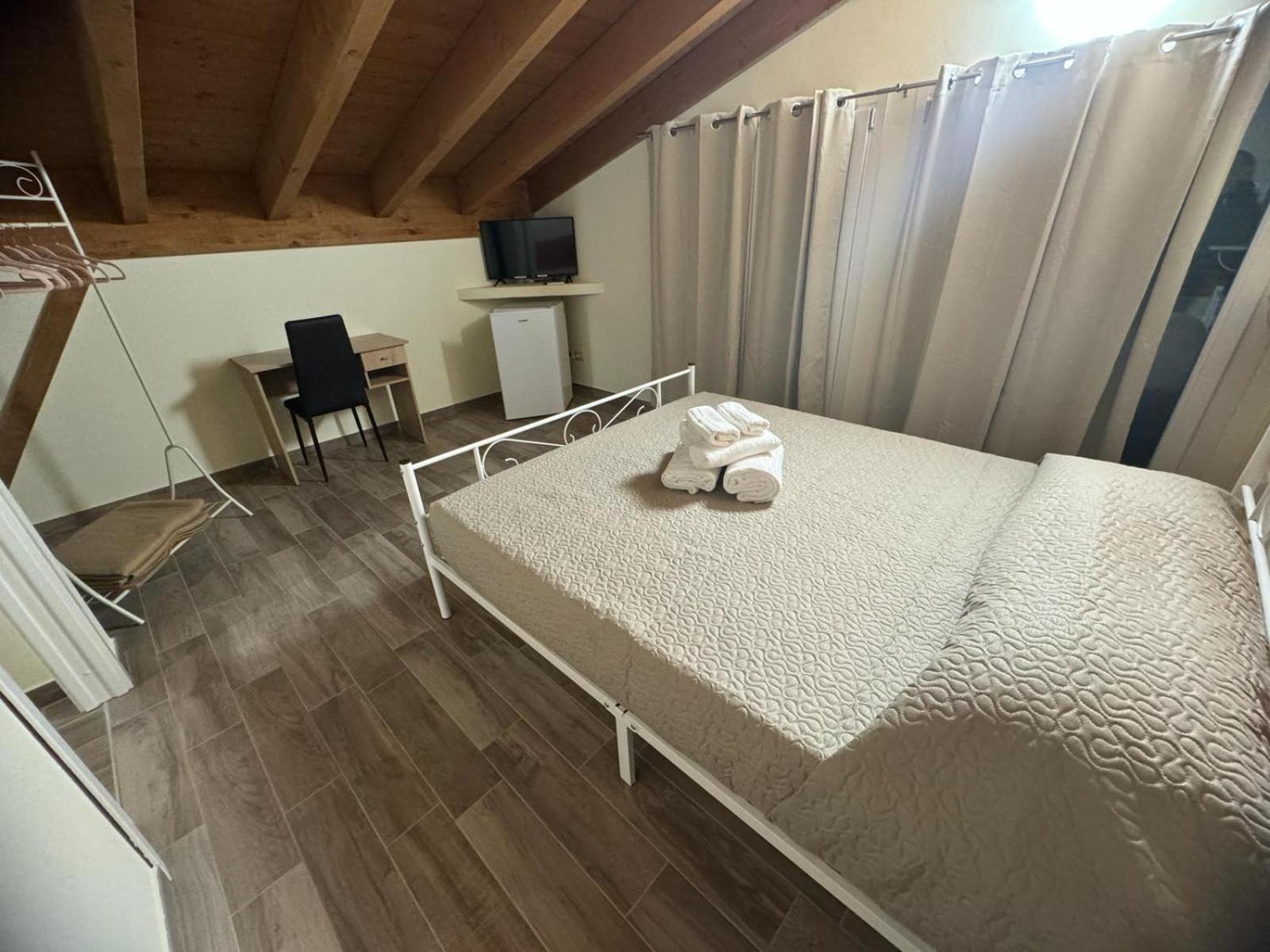 Park 20 Guest House Azzate Экстерьер фото